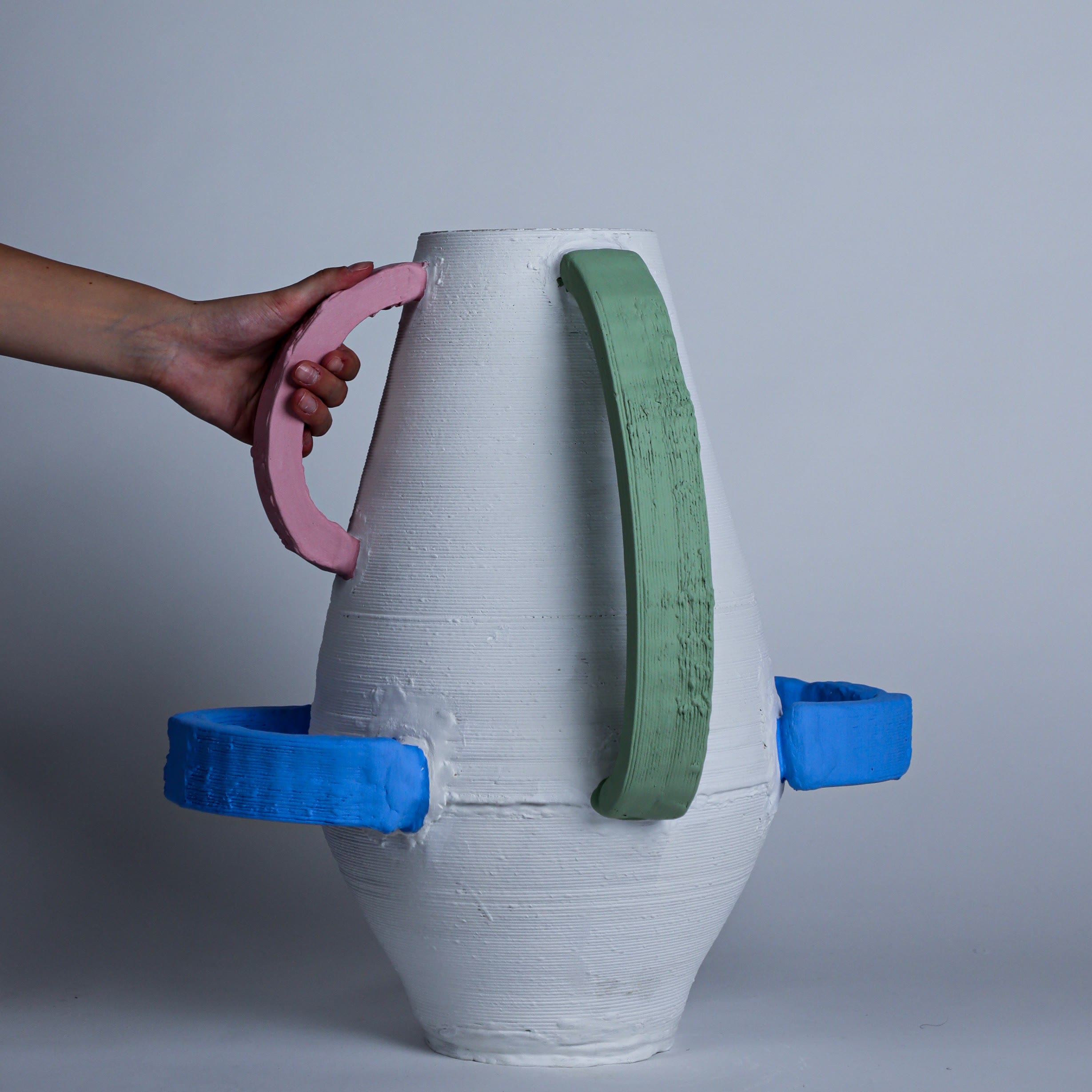 Grip the pink & pour. The green & store. The blue & carry. · 50 × 50 × 48 cm.